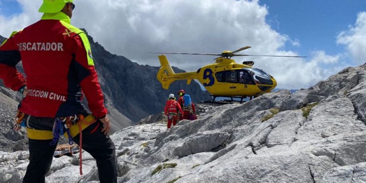 El helicóptero del SEPA rescata a una senderista caída en Picos de Europa