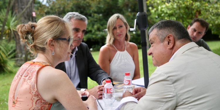 Fernández se compromete con la Asociación de Hostelería a trabajar en un nuevo decreto que frene la proliferación de viviendas de uso turístico ilegales