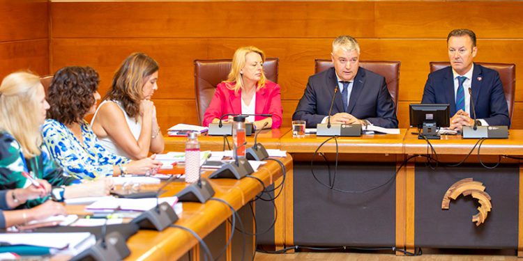 La reforma fiscal, la gestión de los fondos europeos y garantizar la suficiencia financiera de educación y sanidad, entre las prioridades de la Consejería de Economía en la legislatura