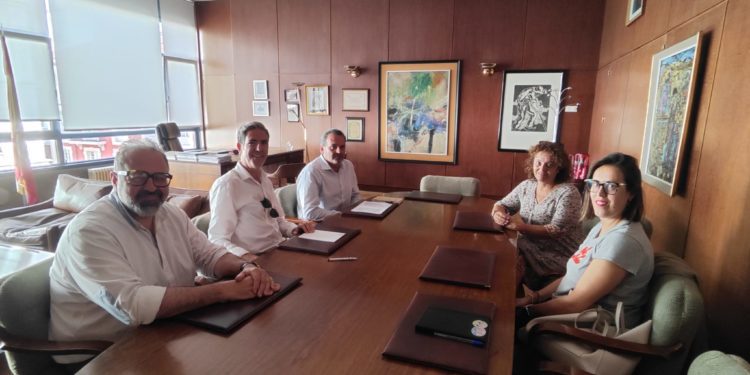 Cámara Torrelavega y Cruz Roja impulsarán la mentorización empresarial en programas de empleo