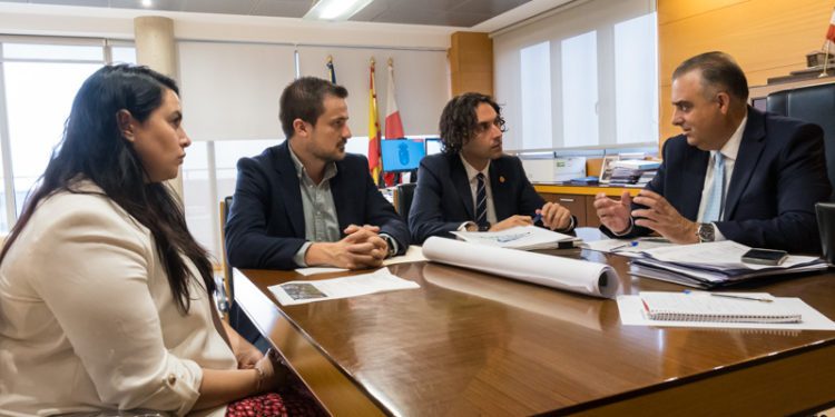 Fomento se compromete a solucionar el problema de la cal en el agua de El Astillero