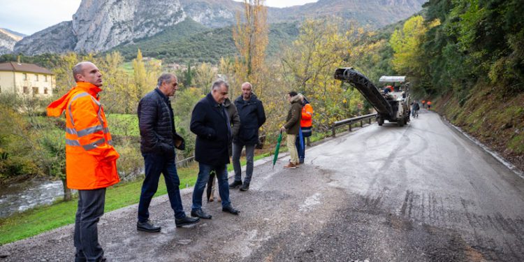 Fomento rehabilita la carretera de acceso a la localidad de Lebeña
