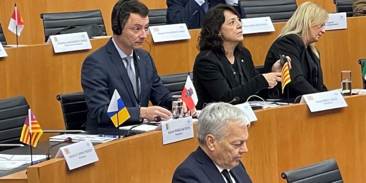 El vicepresidente primero del Parlamento participa en la asamblea de la CALRE