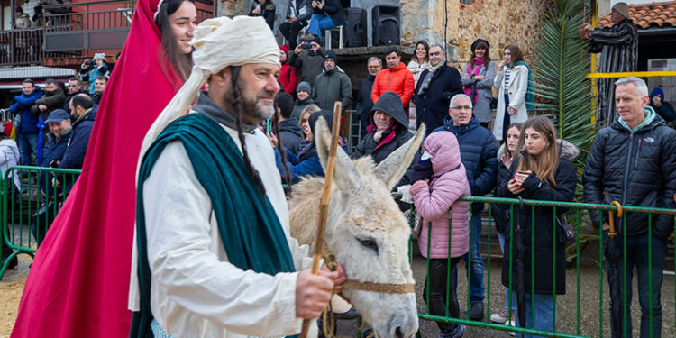 Roberto Media asiste a la cabalgata de Seña, que reúne a numerosos visitantes a pesar del mal tiempo