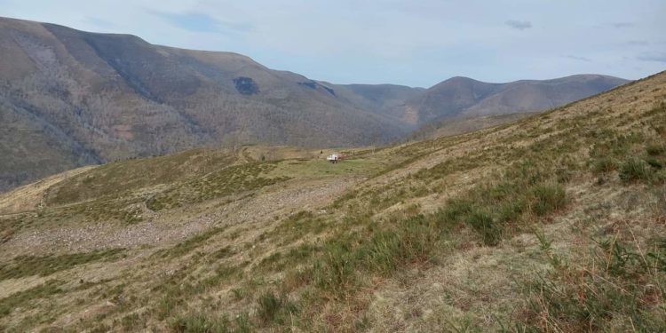 Un bombero forestal fallece cuando trabajaba en la extinción de un incendio en un monte de Cbuérniga