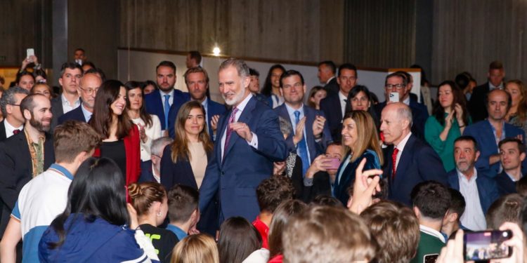 El arte y el talento joven centran la visita del rey Felipe VI
