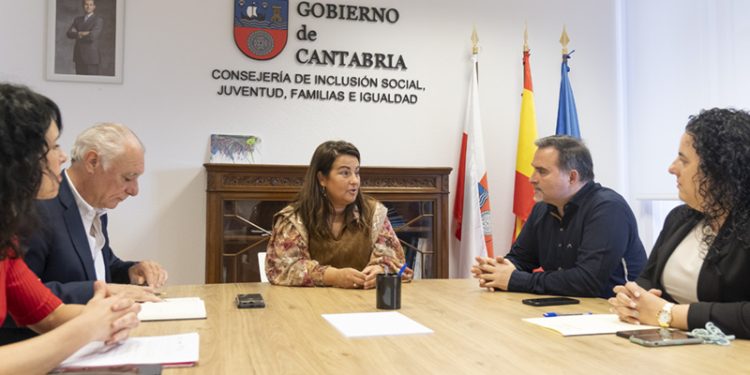Gómez del Río y el alcalde de Santoña analizan las vías de colaboración en materia de mujer,juventud y servicios sociales -La consejera de Inclusión Social, Juventud, Familias e Igualdad insiste en conocer «de primera mano» las necesidades de los ayuntamientos «que tienen la puerta de la Consejería abierta»
