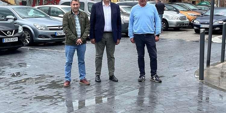 El Gobierno mejora varios viales en el entorno del Ayuntamiento de Cabezón de la Sal y anuncia la renovación del pavimento del colegio Ramón Laza
