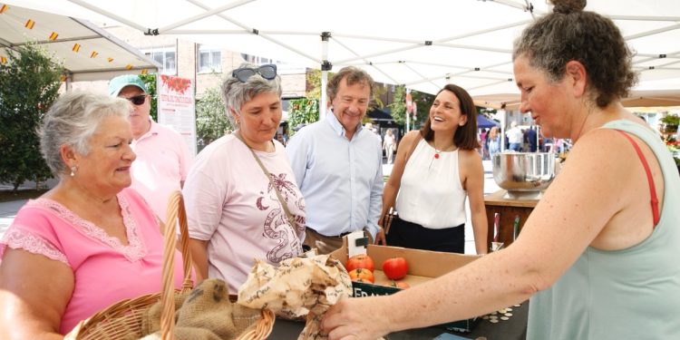 Pablo Palencia inaugura el Festival del Tomate de Santa Cruz de Bezana