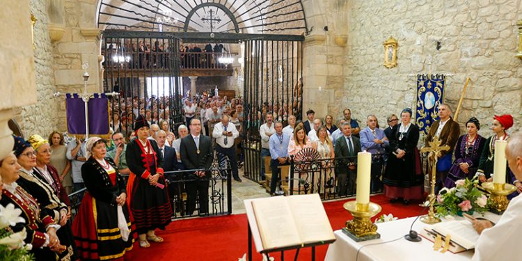 Buruaga asiste en Selaya a la festividad de Nuestra Señora de Valvanuz, patrona de los pasiegos