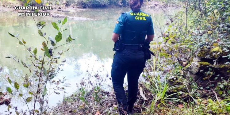La Guardia Civil rescata a una mujer y sus perros en el río Asón