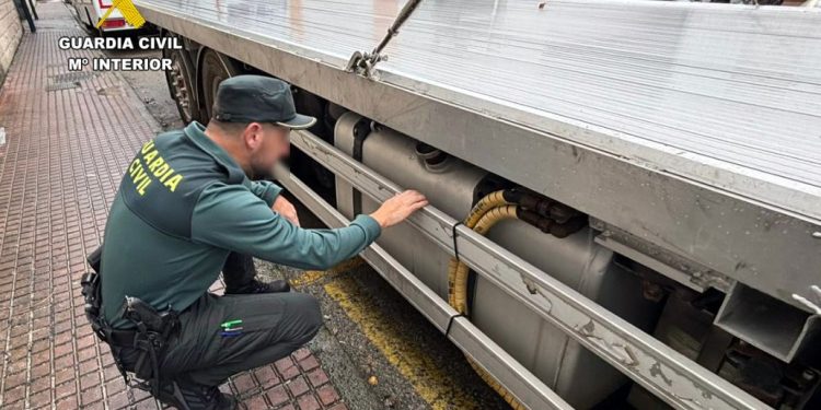 La Guardia Civil detiene al presunto autor de la sustracción de 1.200 litros de gasoil de seis camiones en Cartes