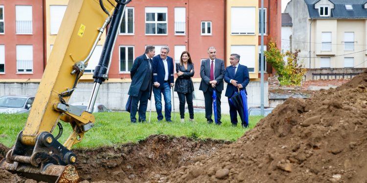 Buruaga preside el inicio de las obras de las 19 viviendas públicas para alquiler asequible que el Gobierno va a construir en Reinosa, con un presupuesto de 2,6 millones
