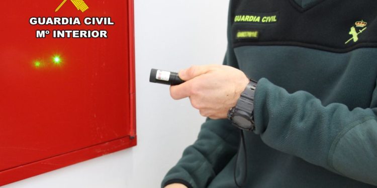 La Guardia Civil intervine en Cantabria 171 punteros laser que no reunían requisitos legales para su comercio