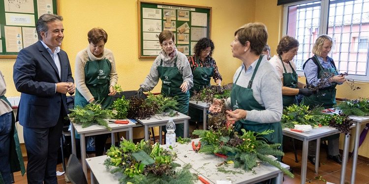 El Centro de Formación de Camargo acoge un taller sobre creación de adornos con plantas y motivos navideños