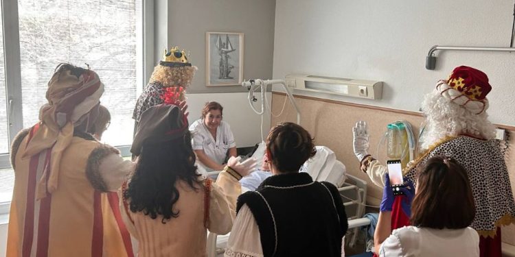 Los Reyes Magos de Oriente visitaron el Hospital Santa Clotilde y entregaron obsequios a pacientes y niños