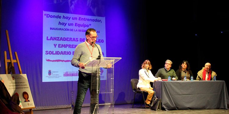 El nuevo programa de lanzaderas de empleo y emprendimiento solidario del Gobierno de Cantabria se extenderá  este año por catorce municipios de Cantabria