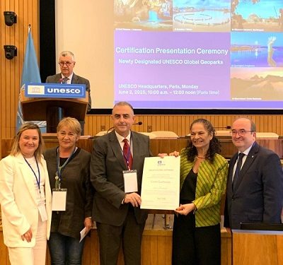 Costa Quebrada recibe en París el certificado Como Geoparque Mundial de la UNESCO