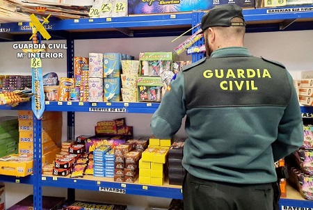 La Guardia Civil intensifica las inspecciones de pirotecnia en Cantabria para garantizar su uso responsable