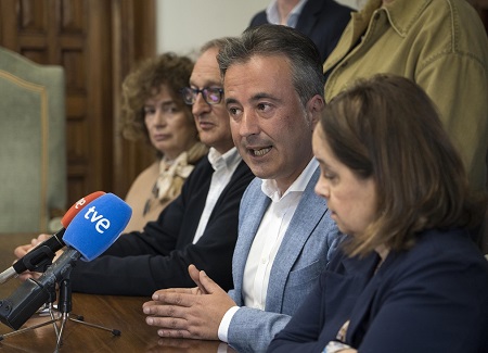 El alcalde de Camargo valora positivamente el anuncio de las obras en Raos tras décadas de deterioro del firme