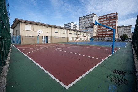 El Ayuntamiento de Camargo abre la licitación para cubrir la pista deportiva del CEIP Pedro Velarde