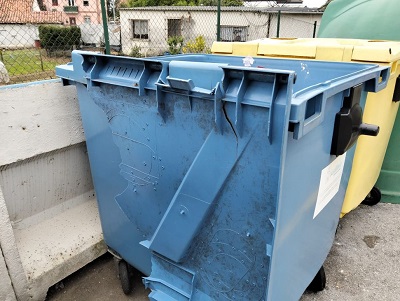 IU Astillero denuncia el deterioro de los contenedores y reclama un modelo de recogida de residuos accesible