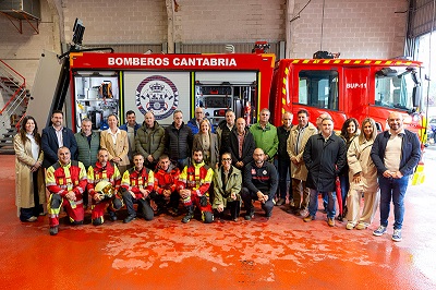El Gobierno dota a su cuerpo de bomberos de un nuevo camión que operará en el parque de Laredo