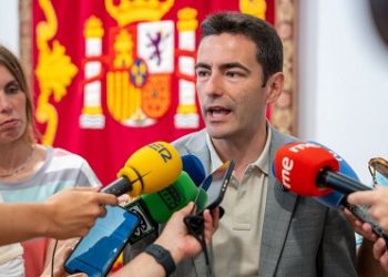 Casares anuncia una inversión del Gobierno de 2 millones para implantar en Cantabria programas inteligentes para el control de patologías crónicas