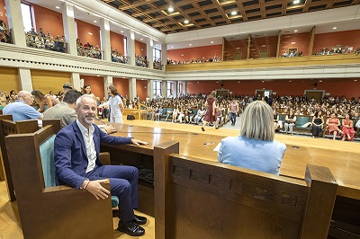 Más de medio millar de nuevos docentes reciben sus títulos de funcionarios de carrera
