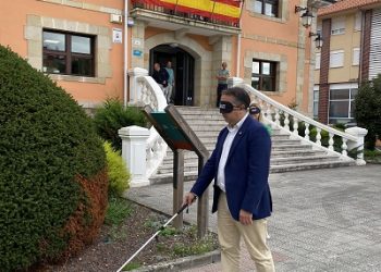La ONCE pone a caminar ‘a ciegas’ a varios alcaldes y alcaldesas para sensibilizar sobre la accesibilidad urbana